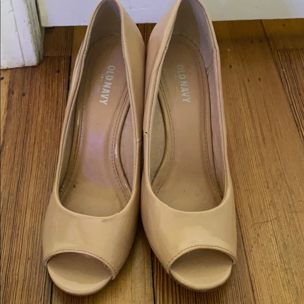 Old navy shows tan shoes